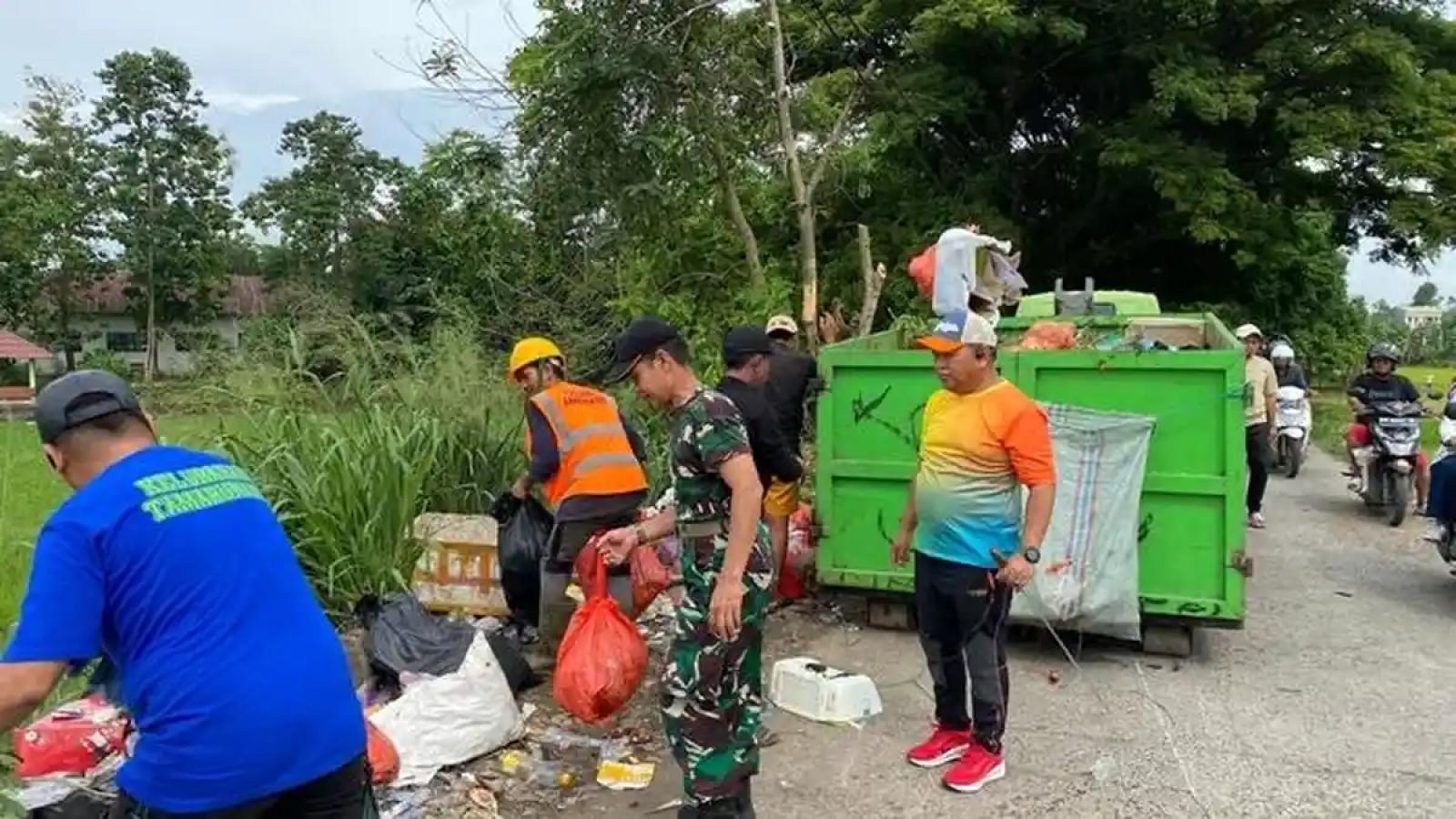 Sampah Menggunung di Macanda Gowa, Warga Turun Tangan Lakukan Gotong Royong